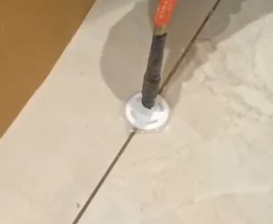 闽侯瓷砖空鼓维修公司专业解答瓷砖在铺贴过程中，如果没有涂抹均匀到位的粘结材料（如水泥砂浆或瓷砖胶），可能会导致以下问题